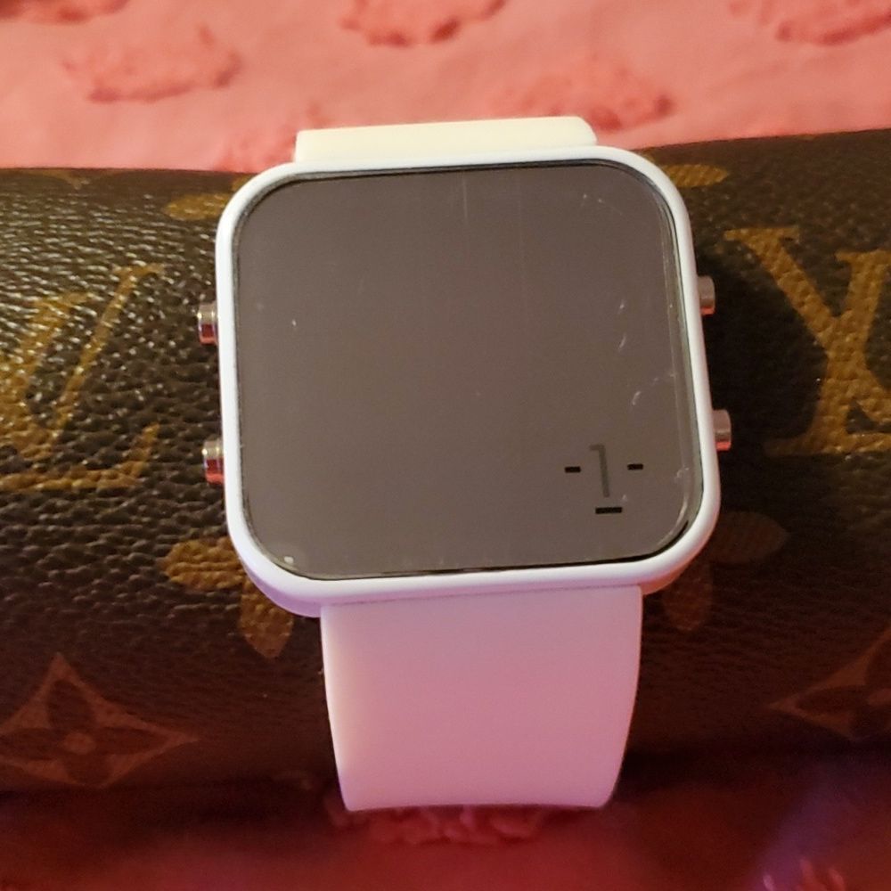 1:Face Charity Digital Watch (White/Hunger)‎